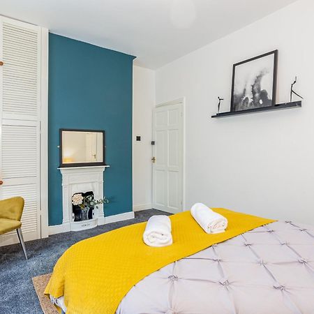 Coronation House By Yourstays - 3 Bedroom House In Newcastle-Under-Lyme Stoke-on-Trent エクステリア 写真