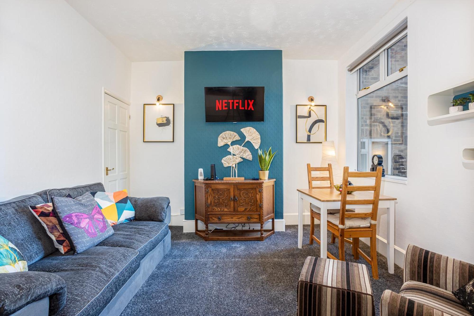 Coronation House By Yourstays - 3 Bedroom House In Newcastle-Under-Lyme Stoke-on-Trent エクステリア 写真