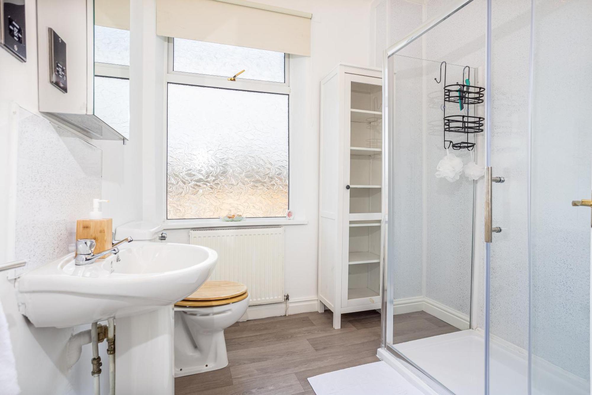 Coronation House By Yourstays - 3 Bedroom House In Newcastle-Under-Lyme Stoke-on-Trent エクステリア 写真