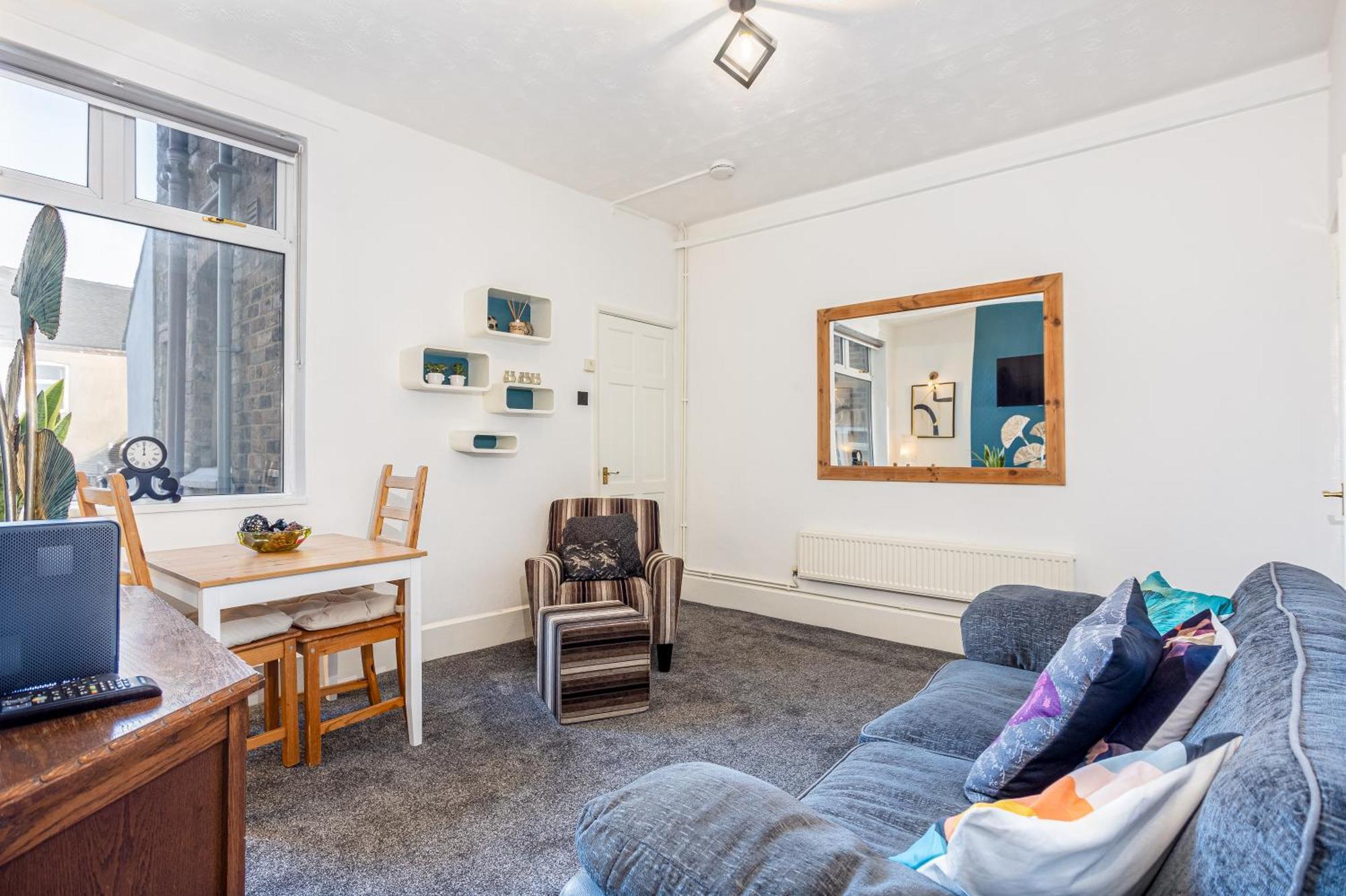 Coronation House By Yourstays - 3 Bedroom House In Newcastle-Under-Lyme Stoke-on-Trent エクステリア 写真